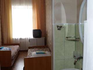 Гостиница Centralnaya Железногорск Двухместный номер с 2 отдельными кроватями и общей ванной комнатой-1